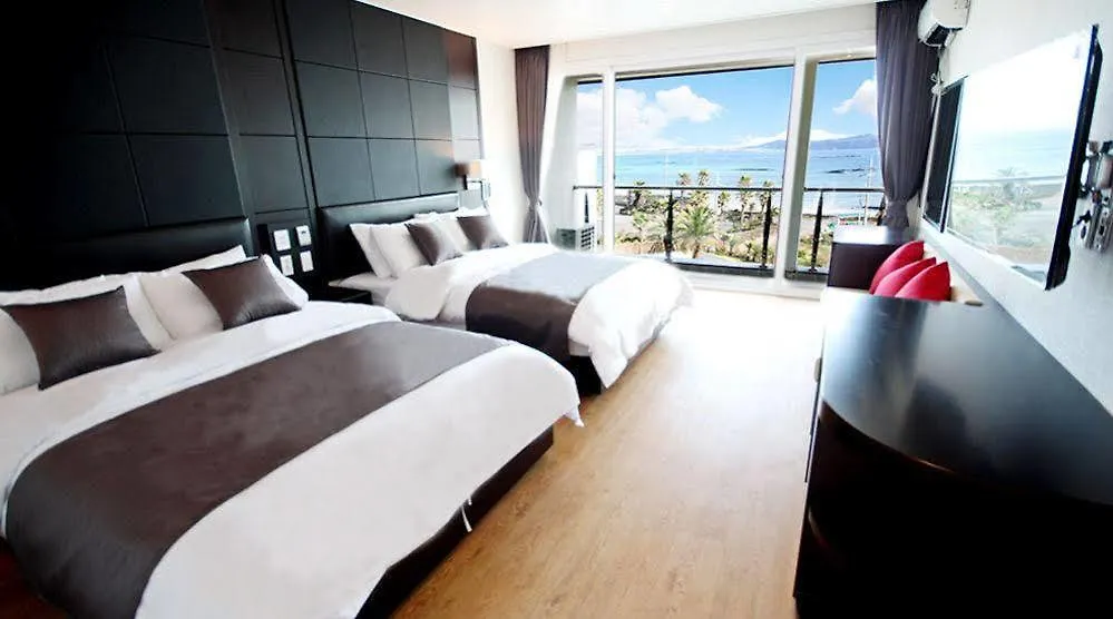 ג'גו The Four Graces Resort 4*,