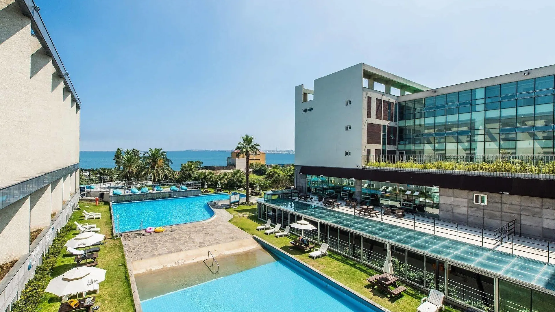 ג'גו The Four Graces Resort