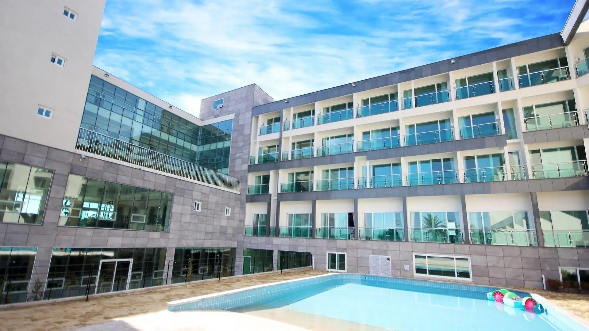 ג'גו The Four Graces Resort