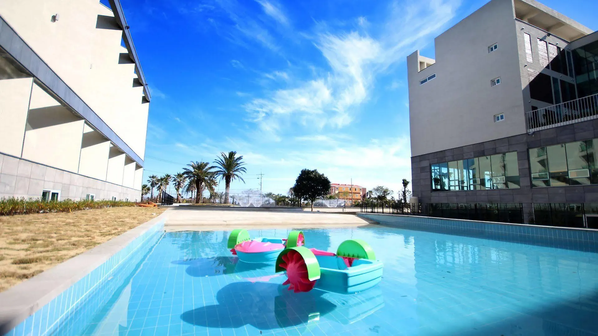ג'גו The Four Graces Resort 4*,